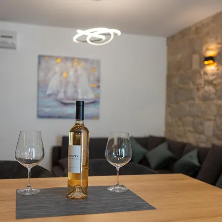 Kamarin Luxury Apartament *